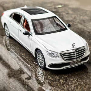 MERCEDES BENZ E300 1:24 Die-Cast Metal Collectible Car with Opening Doors and Bonnet
